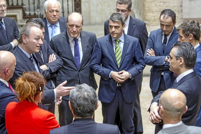 El presidente de la Generalitat, Alberto Fabra, conversa con los...