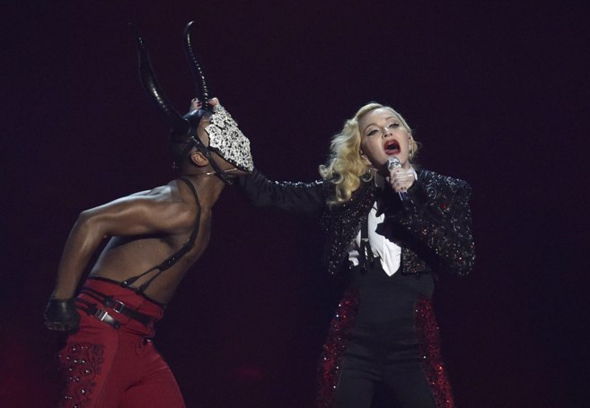 Madonna, vestida de torera en su actuacin en los Brit Awards y cuyo...