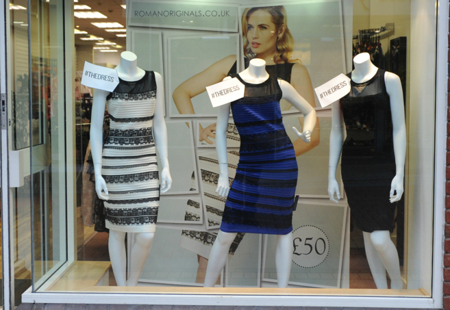 El famoso 'The Dress' en el escaparate de una tienda en...