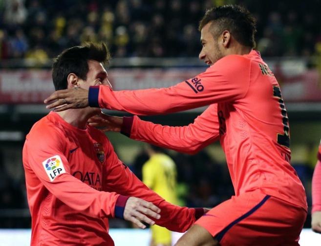 Messi y Neymar se abrazan tras un gol en Villarreal.