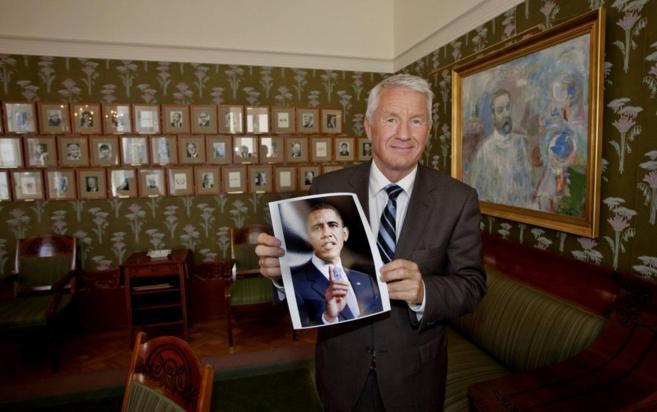 Jagland muestra una foto de Obama, uno de los galardones polmicos...
