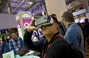 Un visitante prueba las nuevas gafas Samsung Gear VR de realidad...
