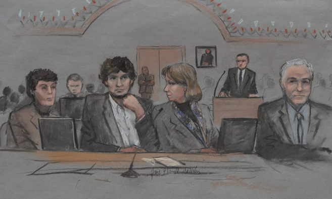 El acusado, Dzhokhar Tsarnaev, junto a sus abogados en una imagen del...