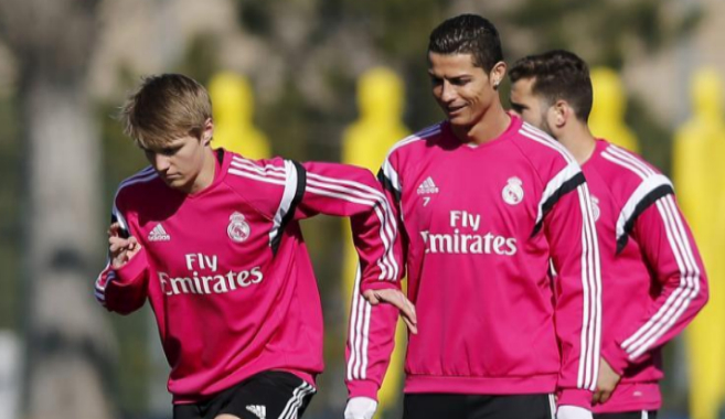 Odegaard, junto a Cristiano Ronaldo, durante el entrenamiento de ayer.