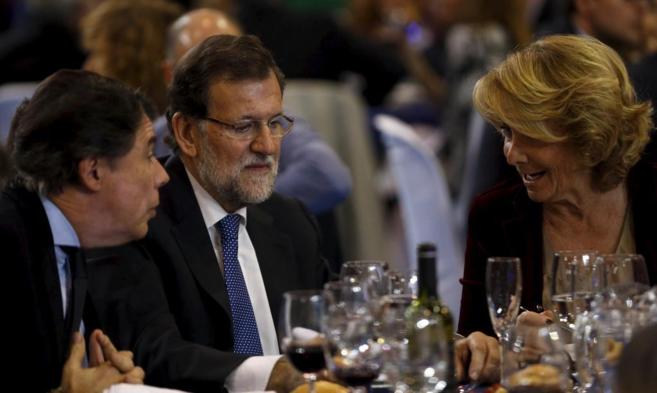 De izda. a dcha. Gonzlez, Rajoy y Aguirre, en una cena de Navidad...