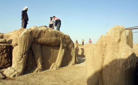 Trabajos de limpieza en los yacimientos de Nimrud, en 2001.