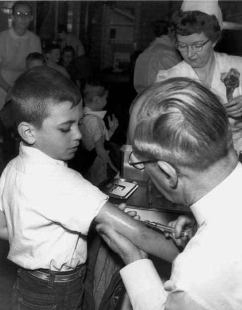 Una campaa de vacunacin contra la polio, en EEUU, en los aos 50.