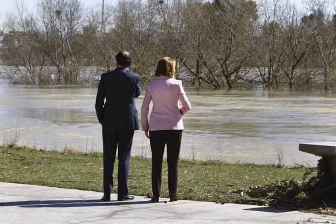 Mariano Rajoy y Luisa Fernanda Rudi observan el Ebro en la zona de la...
