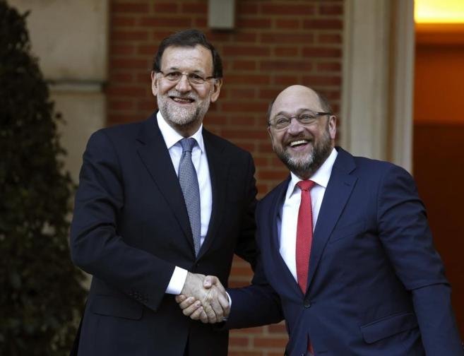 Martin Schulz (dcha.) y Mariano Rajoy se saludan a las puertas del...