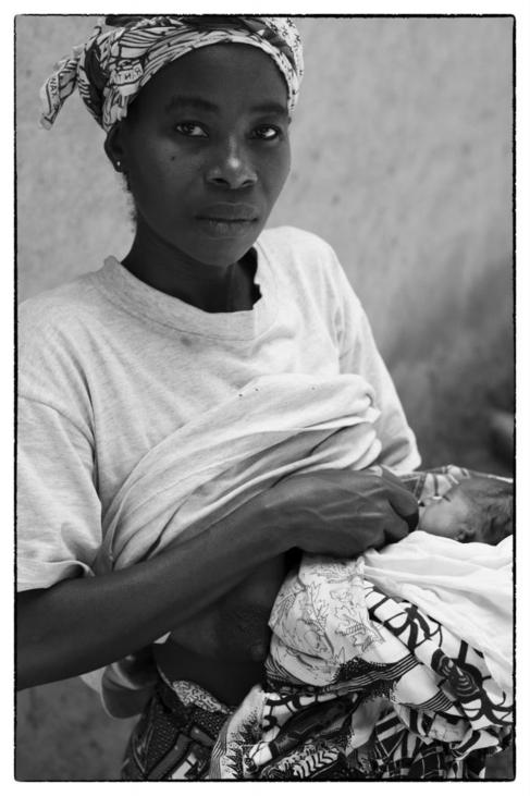Una superviviente del bola en la aldea de Taylor Town, Liberia.