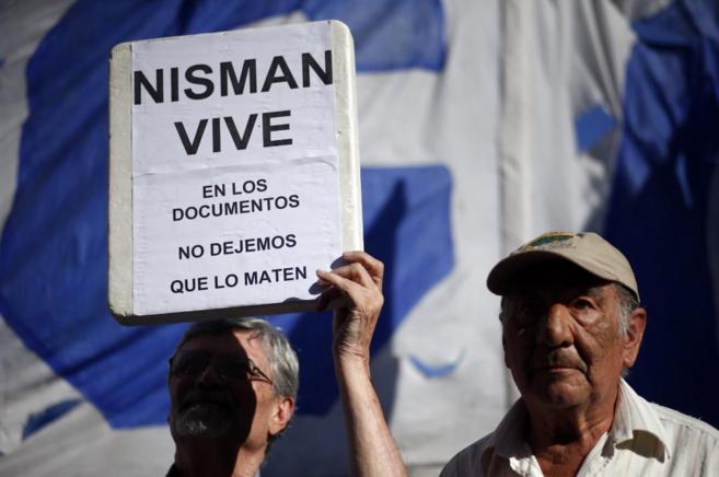 Un hombre levanta un cartel en reclamo por la muerte de Nisman frente...