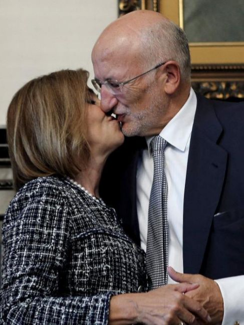Hortensia Herrero besa a su marido, el pasado mes de octubre.