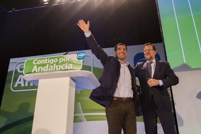Rajoy y Moreno, sobre el escenario en el que pidieron el voto.