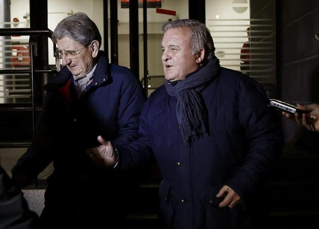El ex presidente de Osasuna, Patxi Izco, y el ex vicepresidente Juan...