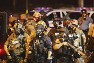 Policas de Ferguson durante una protesta.