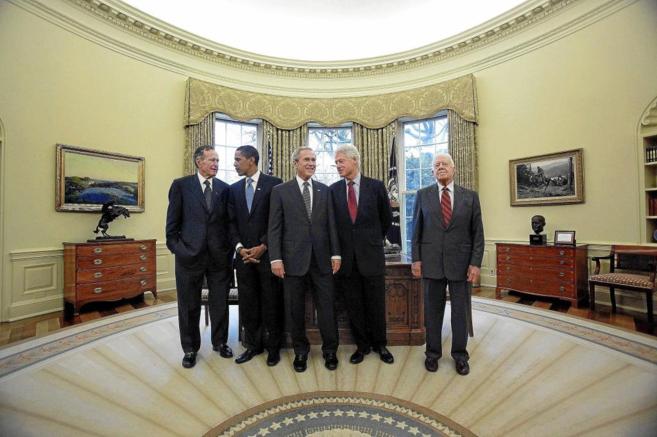 Cinco presidentes en el Despacho Oval: de izquierda a derecha, George...