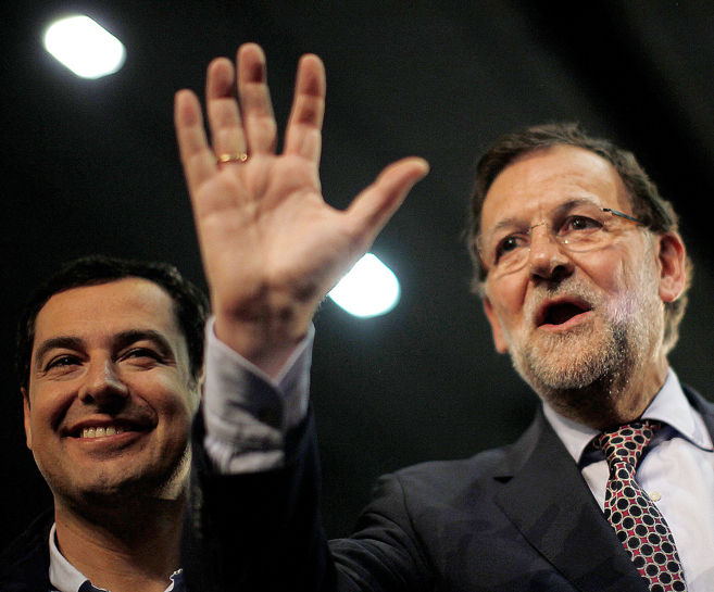 Mariano Rajoy, flanquedao por Moreno Bonilla, ayer en un mitin en...