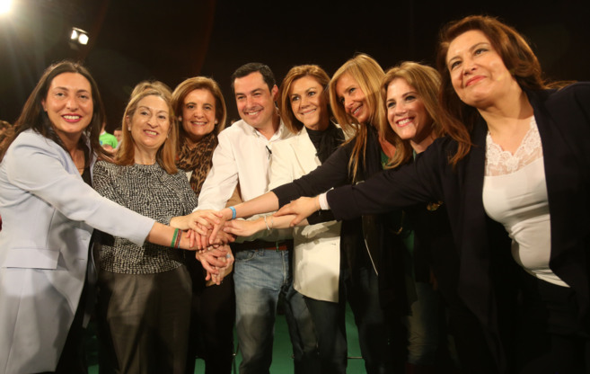 Juan Manuel Moreno Bonilla, junto a mujeres que ocupan altos cargos en...