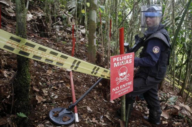 Un miembro del Ejército busca minas antipersona en Cocorná, oriente...