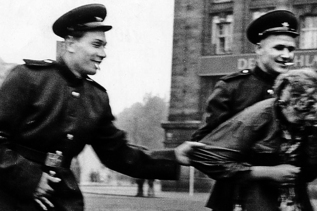 Dos soldados rusos acosan a una alemana tras tomar Berln.