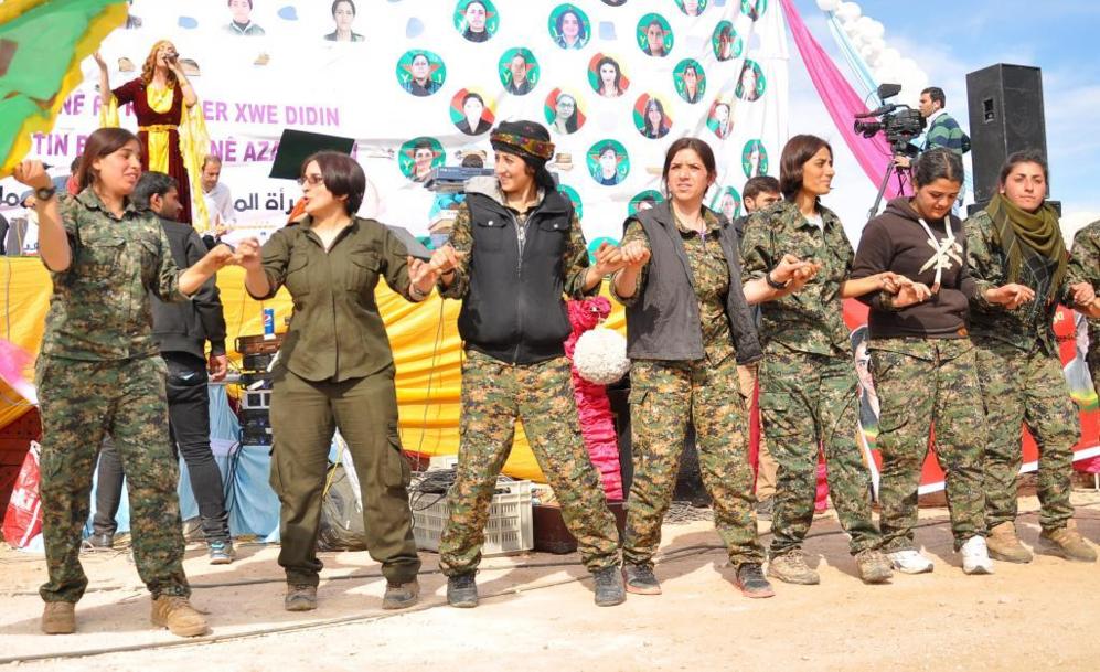 Mujeres de las Unidades Populares de Proteccin kurdas celebran el...