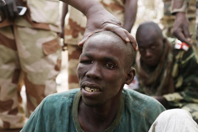 Un prisionero de Boko Haram, en manos del ejrcito chadiano.