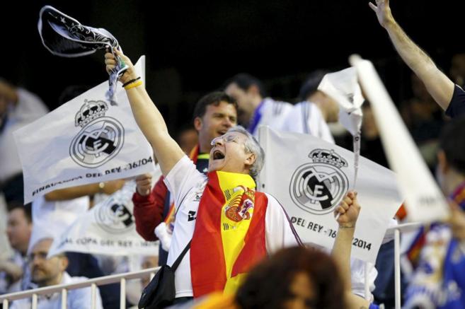 Un aficionado celebra el triunfo del Real Madrid en la final de la...