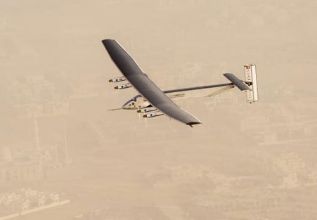 El avin 'Solar Impulse 2' tras despegar esta maana del aeropuerto...