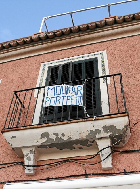 Un cartel colgado en una vivienda del barrio que se opone al proyecto.