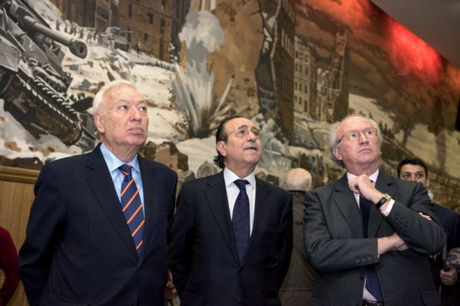 Margallo inicia su visita a Rusia con el embajador espaol, Jos...