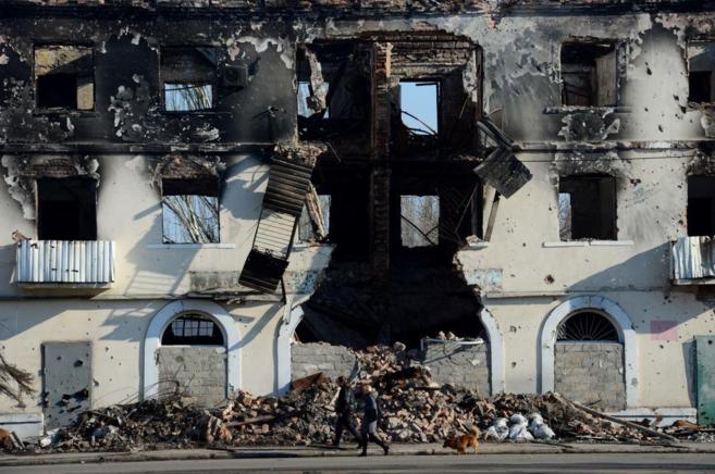 La gente camina por las calles de Donetsk, la regin sitiada por el...
