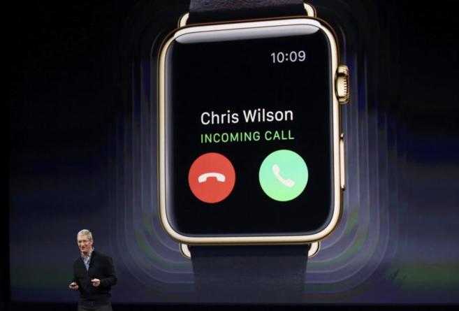 Presentacin del Apple Watch (en la imagen, recibiendo una llamada) ,...