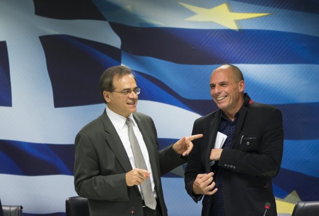 Gikas Jarduvelis departe con sus sucesor en las Finanzas griegas,...
