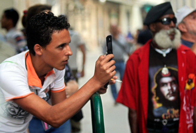 Un joven cubano hace una foto en La Habana con su telfono mvil.