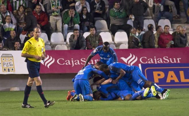 Los jugadores del Getafe celebran su segundo gol ante el Crdoba.