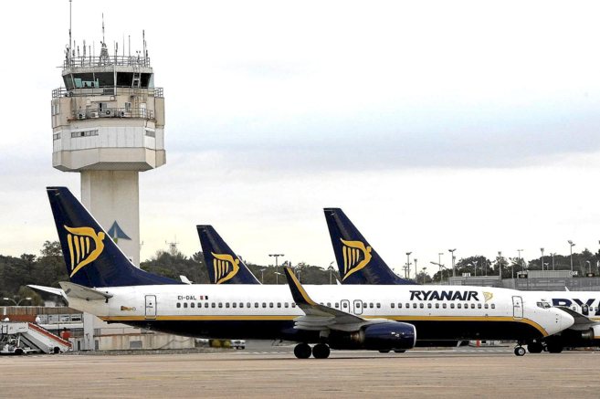Varios aviones de la compaa irlandesa Ryanair en la pista del...