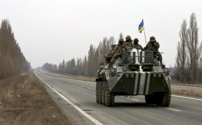 Militares ucranianos circulan en un vehculo blindado por una...