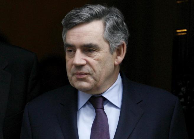 El ex primer ministro británico, Gordon Brown, a las puertas del...