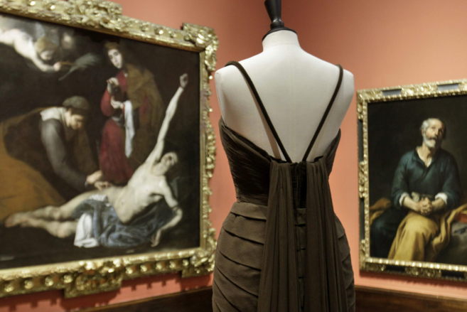 Uno de los vestidos de la exposicin en el Museo de Bellas Artes de...