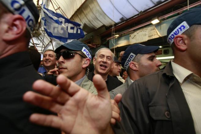 El primer ministro israel, rodeado de su equipo de seguridad durante...