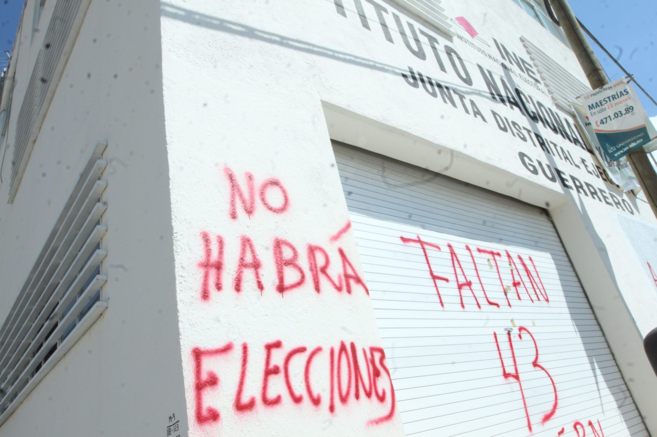 Una sede del Instituto Nacional Electoral cubierta de pintadas en el...