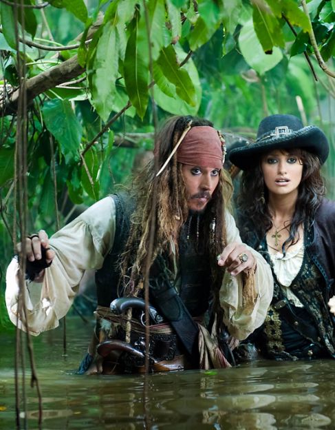 Depp (junto a Penlope Cruz) en la anterior entrega de 'Piratas...