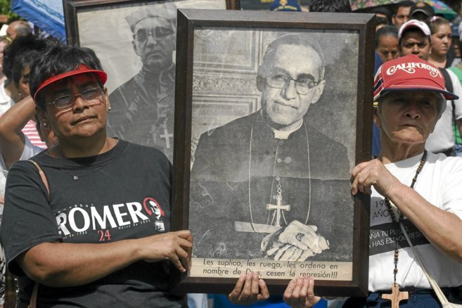 Salvadoreos con una imagen de monseor scar Arnulfo Romero.