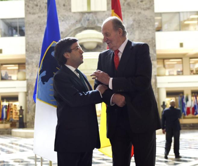 El Rey Juan Carlos con el presidente del BID, Luis Alberto Moreno, en...