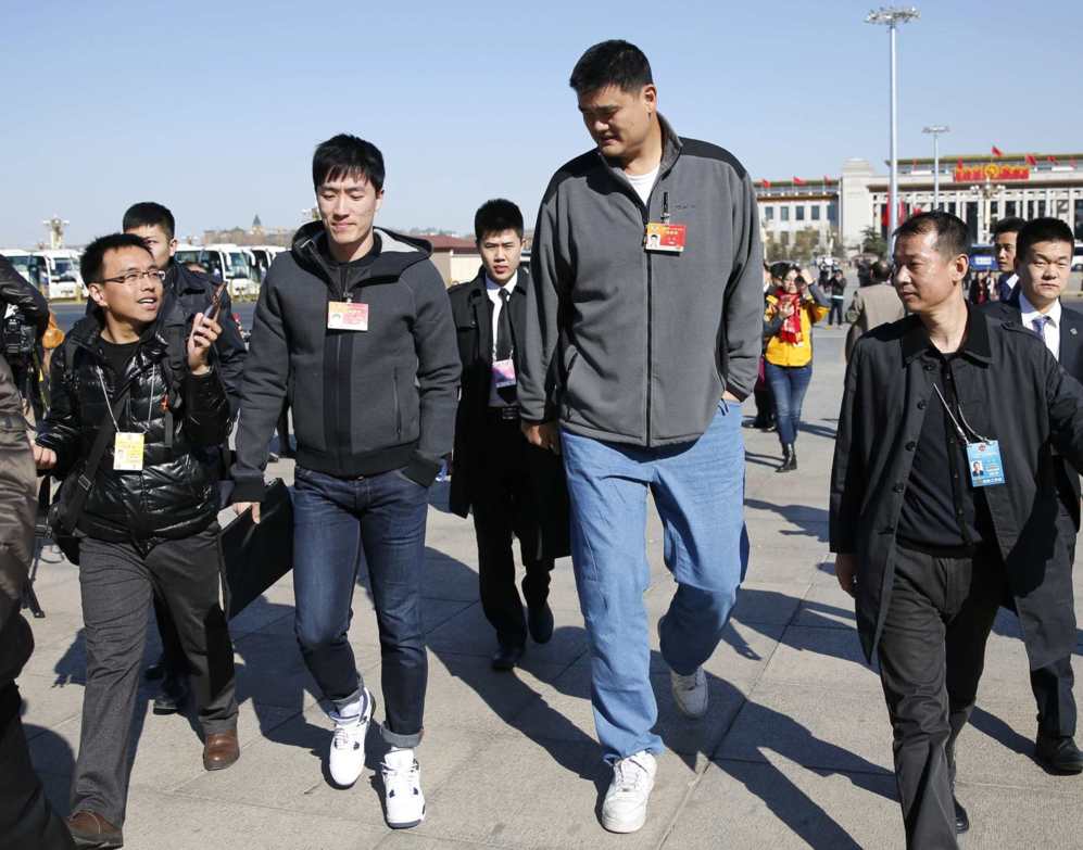 El ex jugador de la NBA Yao Ming y el vallista chino Liu Xiang, los...