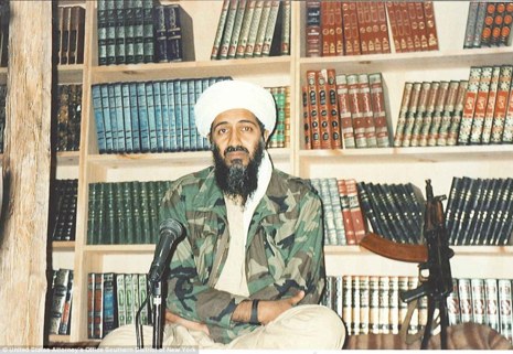 Bin Laden grababa sus mensajes ante la biblioteca para 'darse un...