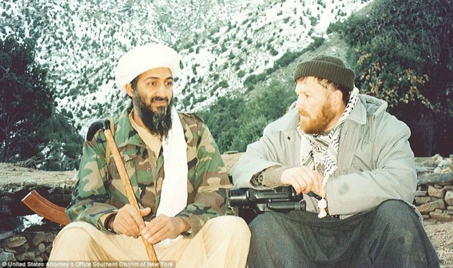 Bin Laden, sentado junto a Mustafa Setmariam en Tora Bora.