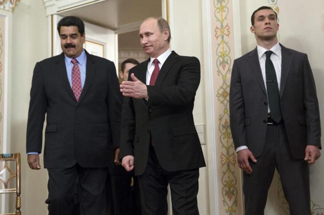 El presidente ruso, Vladimir Putin (centro), con su homlogo...