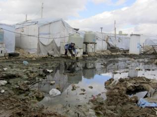 Agua estancada en un asentamientos sirio.