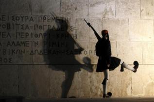 Un soldado griego realiza el cambio de guardia.